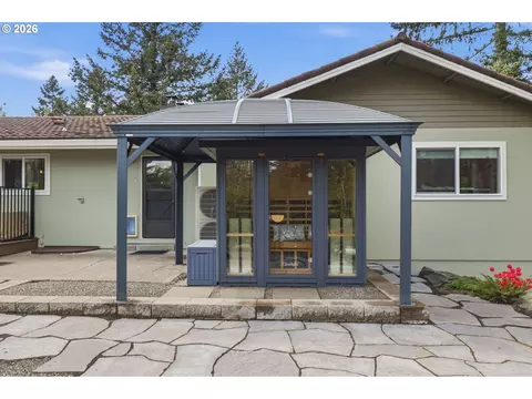 Exterior - 4011 SE Crown Rd, Camas, WA 98607 photo 9 of 10