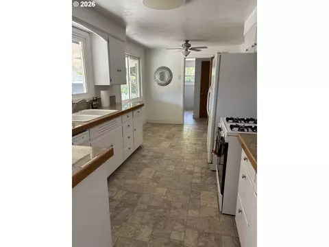 Entry Way - 116 Horn Ln, Eugene, OR 97404 photo 2 of 3