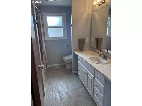 Bath - 116 Horn Ln, Eugene, OR 97404 photo 1 of 1
