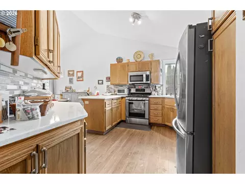 Kitchen - 1415 Gilham Rd, Eugene, OR 97401 photo 3 of 4