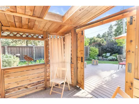 Exterior - 1415 Gilham Rd, Eugene, OR 97401 photo 10 of 11