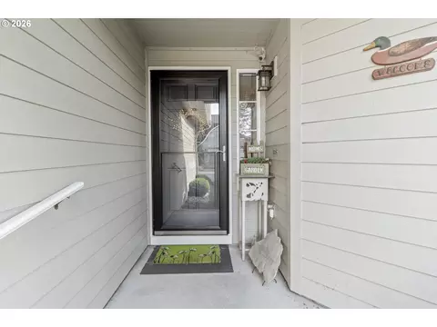 Entry Way - 1415 Gilham Rd, Eugene, OR 97401 photo 1 of 3