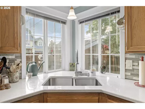 Kitchen - 1415 Gilham Rd, Eugene, OR 97401 photo 2 of 4