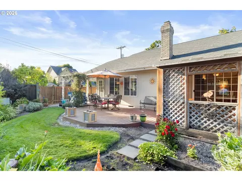 Exterior - 1415 Gilham Rd, Eugene, OR 97401 photo 5 of 11