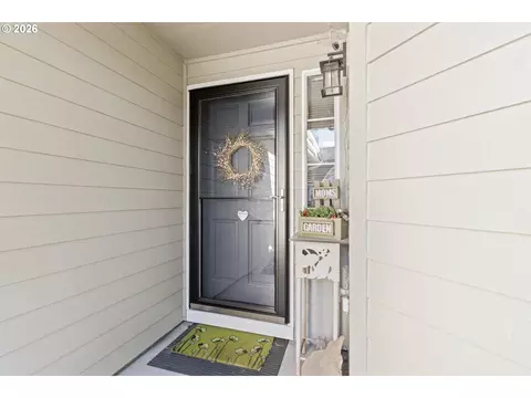 Entry Way - 1415 Gilham Rd, Eugene, OR 97401 photo 2 of 3