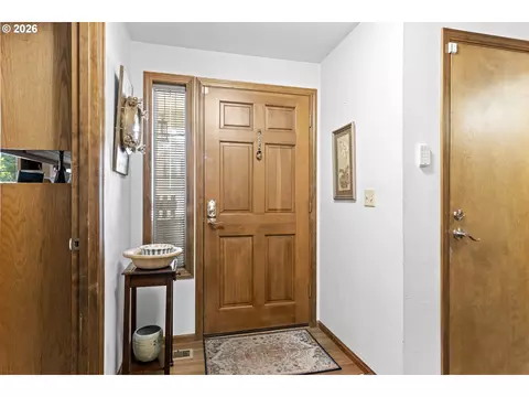 Entry Way - 1415 Gilham Rd, Eugene, OR 97401 photo 3 of 3