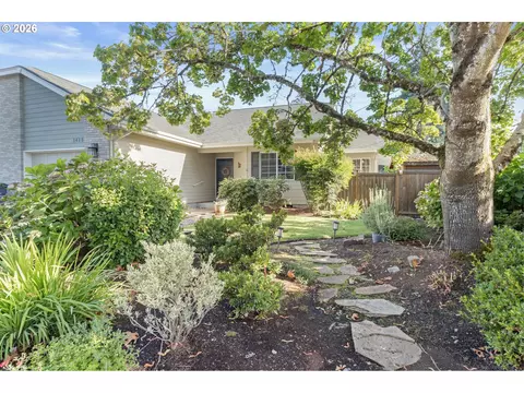 Exterior - 1415 Gilham Rd, Eugene, OR 97401 photo 2 of 11