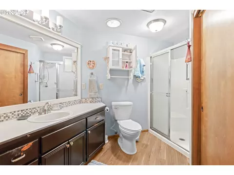 Bath - 1415 Gilham Rd, Eugene, OR 97401 photo 1 of 2
