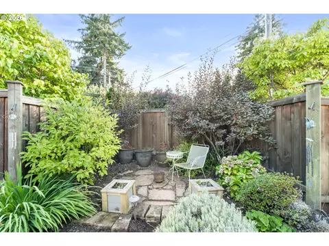 Exterior - 1415 Gilham Rd, Eugene, OR 97401 photo 8 of 11