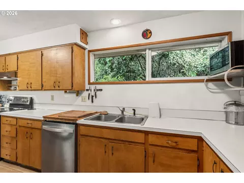 Kitchen - 2795 Central Blvd, Eugene, OR 97403 photo 4 of 8