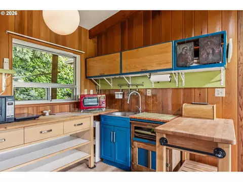 Kitchen - 2795 Central Blvd, Eugene, OR 97403 photo 7 of 8