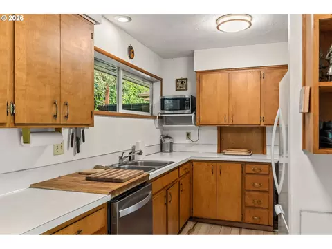 Kitchen - 2795 Central Blvd, Eugene, OR 97403 photo 3 of 8