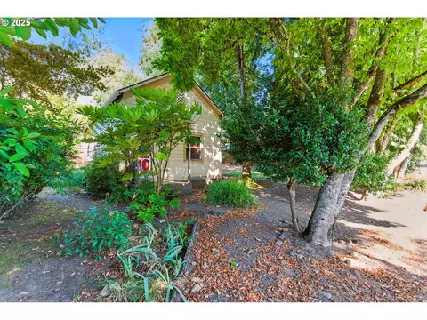 556 8th St, Lake Oswego, OR 97034