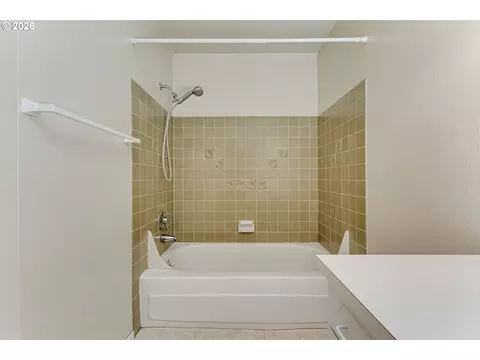 Bath - 4742 Thunderbird St, Eugene, OR 97404 photo 2 of 5