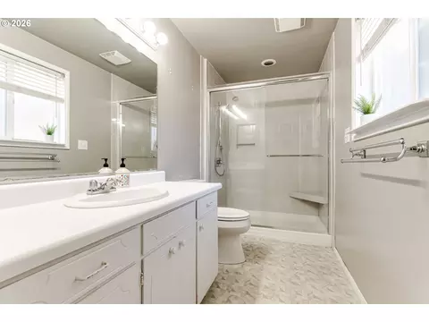 Bath - 4742 Thunderbird St, Eugene, OR 97404 photo 4 of 5