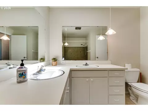 Bath - 4742 Thunderbird St, Eugene, OR 97404 photo 3 of 5