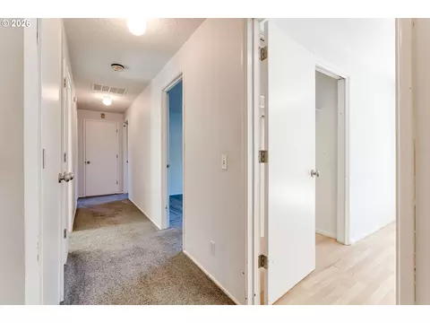 Entry Way - 4742 Thunderbird St, Eugene, OR 97404 photo 5 of 7