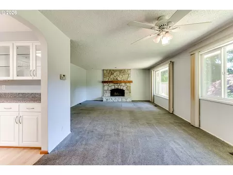 Living - 4742 Thunderbird St, Eugene, OR 97404 photo 2 of 5