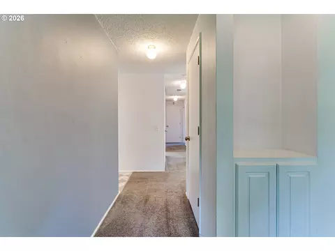 Entry Way - 4742 Thunderbird St, Eugene, OR 97404 photo 4 of 7