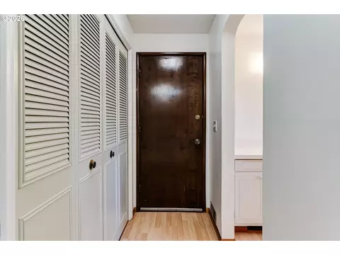 Entry Way - 4742 Thunderbird St, Eugene, OR 97404 photo 3 of 7