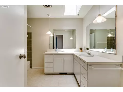 Bath - 4742 Thunderbird St, Eugene, OR 97404 photo 1 of 5