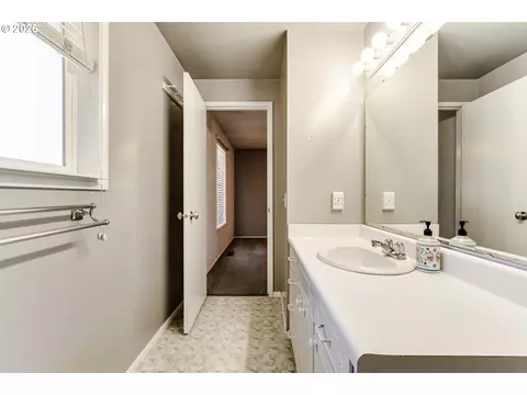 Bath - 4742 Thunderbird St, Eugene, OR 97404 photo 5 of 5