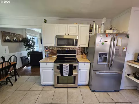 Kitchen - 711 SE 8th St, Pendleton, OR 97801 photo 4 of 8