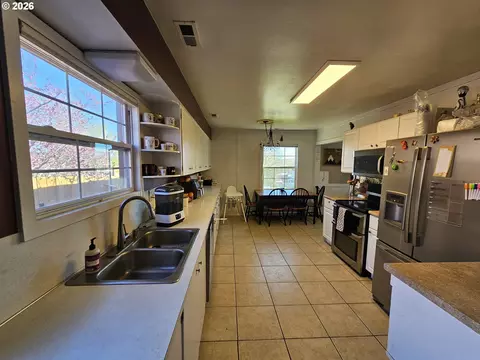 Kitchen - 711 SE 8th St, Pendleton, OR 97801 photo 6 of 8