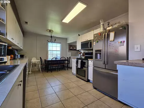 Kitchen - 711 SE 8th St, Pendleton, OR 97801 photo 5 of 8