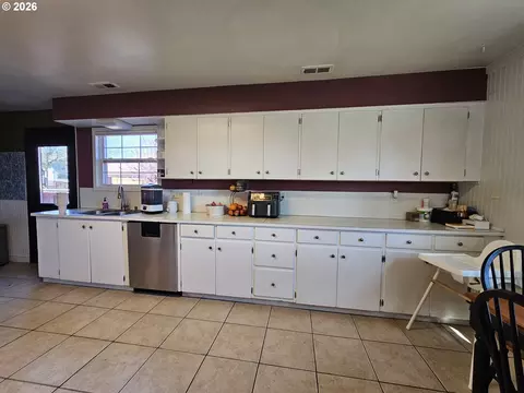 Kitchen - 711 SE 8th St, Pendleton, OR 97801 photo 3 of 8
