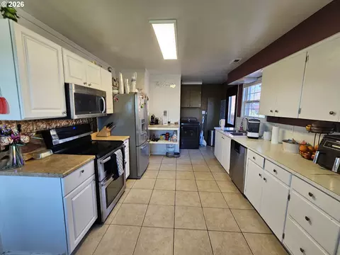 Kitchen - 711 SE 8th St, Pendleton, OR 97801 photo 1 of 8