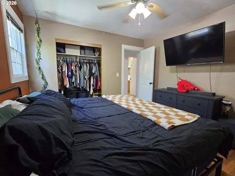 Bedroom - 711 SE 8th St, Pendleton, OR 97801 photo 6 of 6