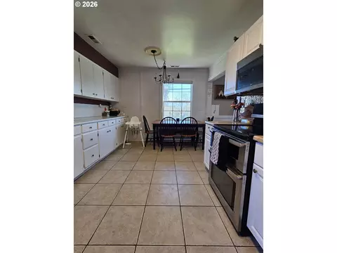 Kitchen - 711 SE 8th St, Pendleton, OR 97801 photo 7 of 8