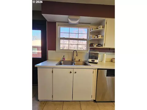 Kitchen - 711 SE 8th St, Pendleton, OR 97801 photo 2 of 8