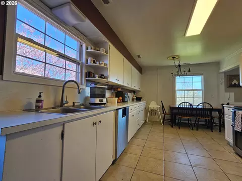 Kitchen - 711 SE 8th St, Pendleton, OR 97801 photo 8 of 8