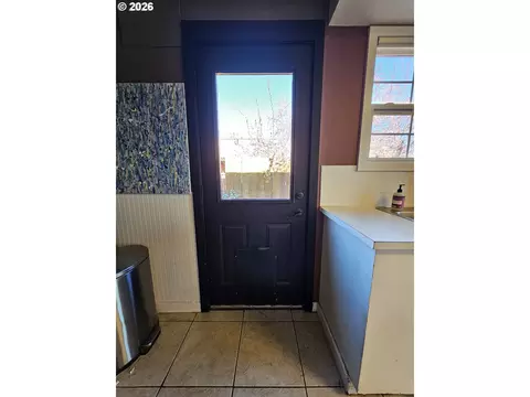 Entry Way - 711 SE 8th St, Pendleton, OR 97801 photo 1 of 1