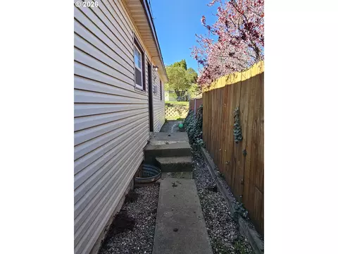 Exterior - 711 SE 8th St, Pendleton, OR 97801 photo 6 of 11