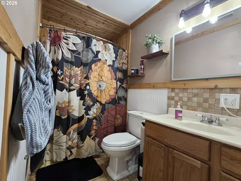 Bath - 711 SE 8th St, Pendleton, OR 97801 photo 1 of 1