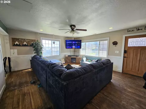 Living - 711 SE 8th St, Pendleton, OR 97801 photo 1 of 1