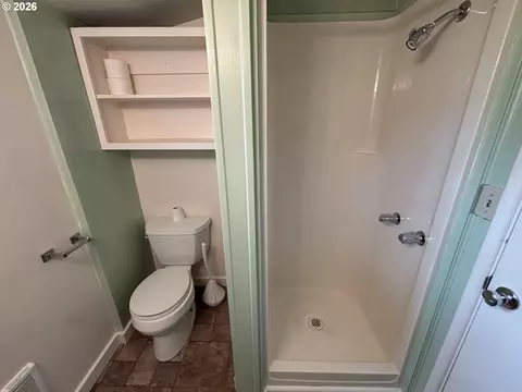 Bath - 2490 Emerald St, Eugene, OR 97403 photo 3 of 3