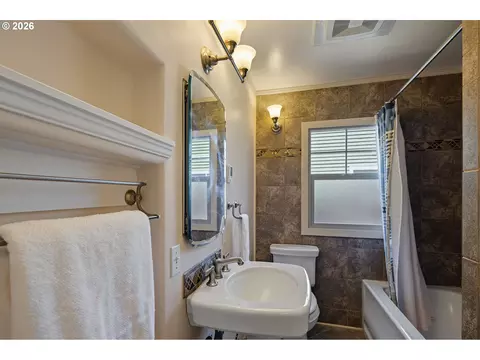 Bath - 2490 Emerald St, Eugene, OR 97403 photo 1 of 3