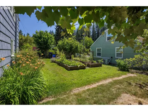 Exterior - 2490 Emerald St, Eugene, OR 97403 photo 7 of 7