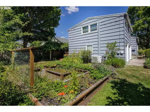 Exterior - 2490 Emerald St, Eugene, OR 97403 photo 5 of 7