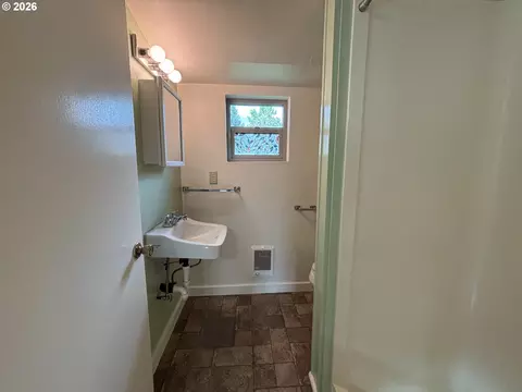Bath - 2490 Emerald St, Eugene, OR 97403 photo 2 of 3