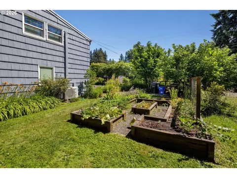 Exterior - 2490 Emerald St, Eugene, OR 97403 photo 6 of 7