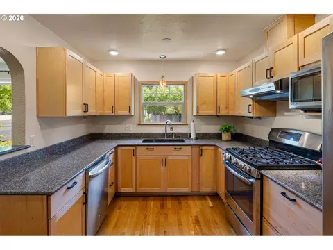 Kitchen - 2490 Emerald St, Eugene, OR 97403 photo 3 of 6