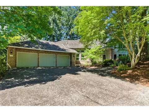 1075 Schukart Ln, Lake Oswego, OR 97034
