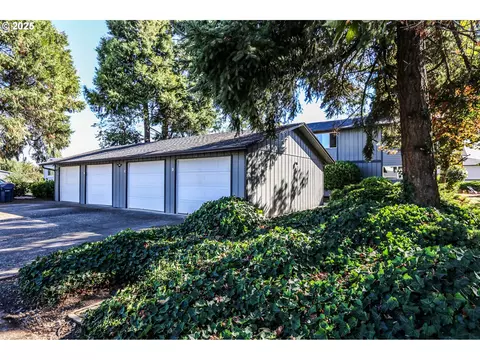 1015 R St, Springfield, OR 97477