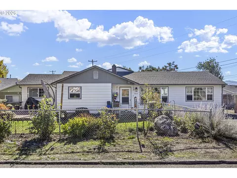 663 NE Knoll Ave, Roseburg, OR 97470