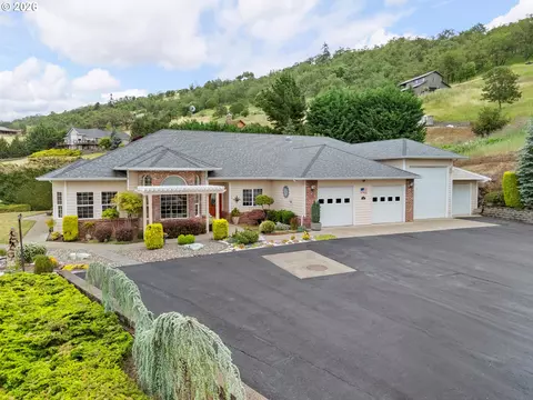 227 Darley Dr, Roseburg, OR 97471